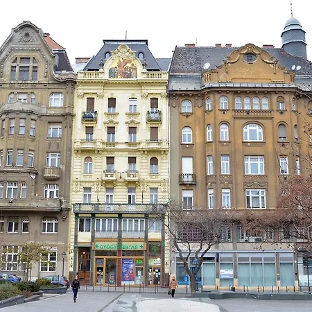 Market Vamhaz Koerut Budapest